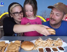 小姐姐吃外卖薯条图,小姐姐的美食瞬间