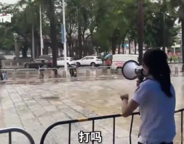 小姐姐街头喊话打疫苗,共筑免疫屏障